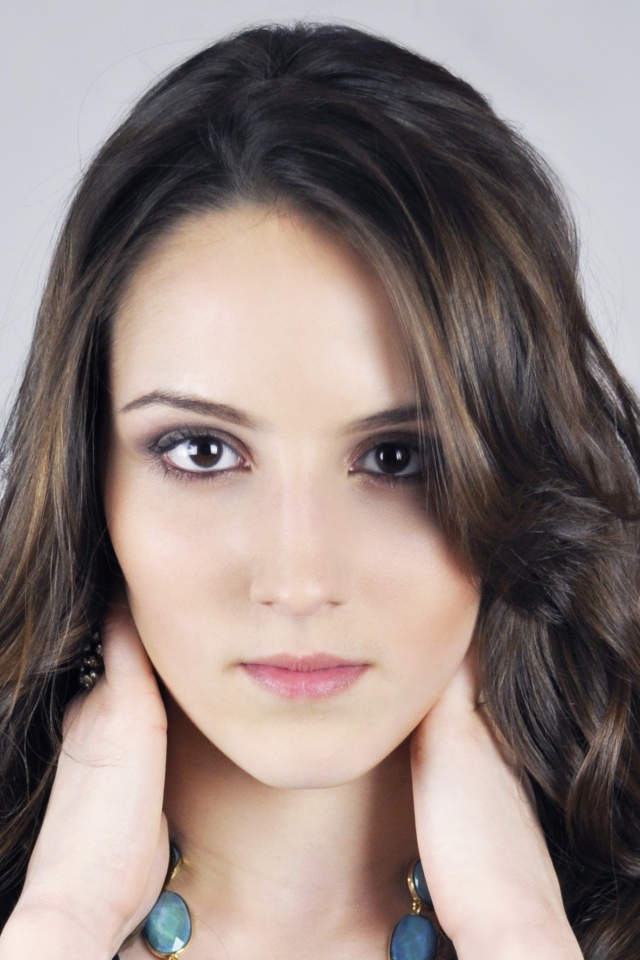 Кареглазая девушка на сером фоне