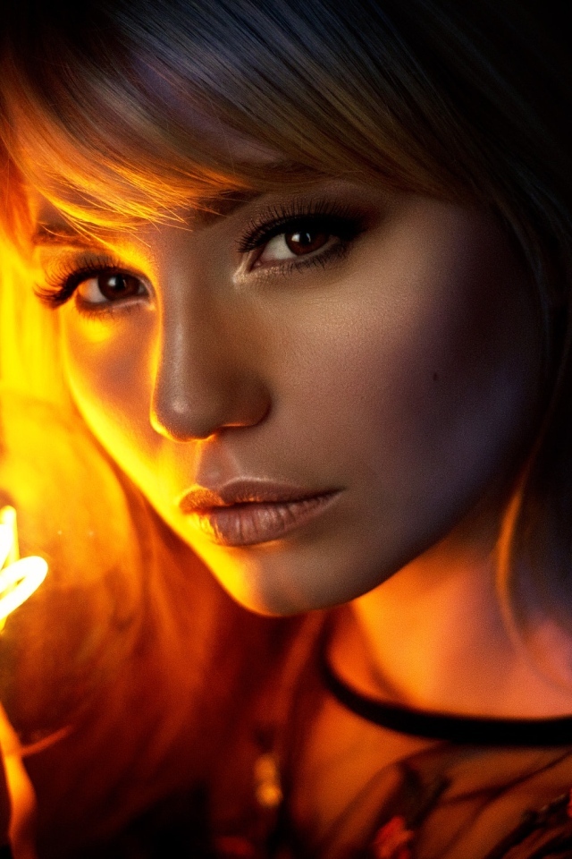 Кареглазая девушка с лампочкой в руках