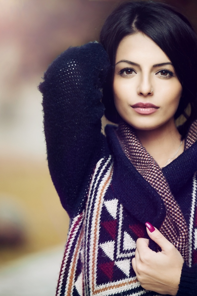 Девушка брюнетка в теплой вязаной кофте