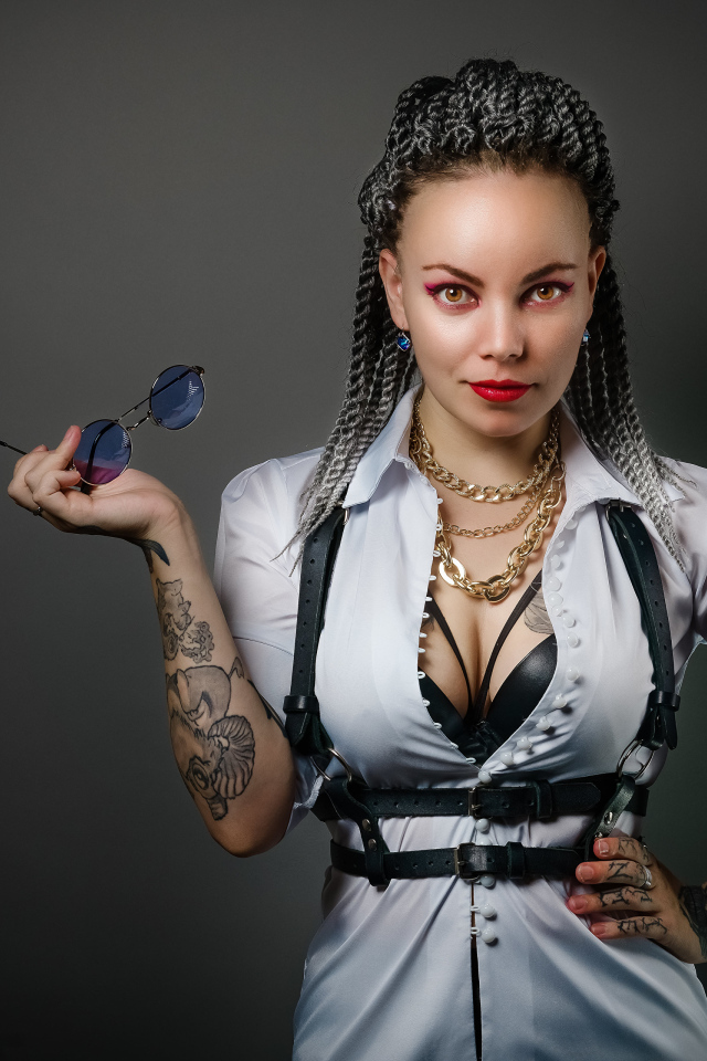 Брутальная девушка с татуировками на теле 