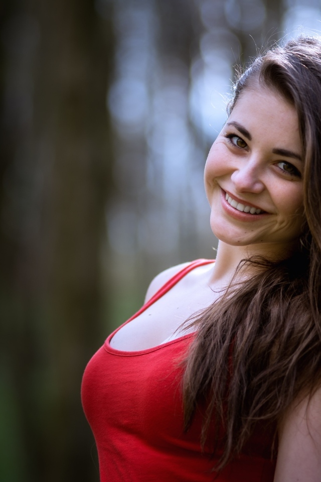 Очаровательная улыбка длинноволосой девушки