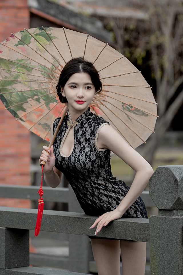 Симпатичная девушка азиатка с зонтом в руках