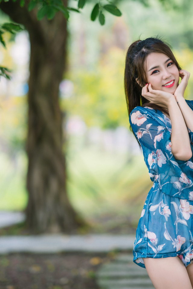 Милая девушка азиатка в комбинезоне