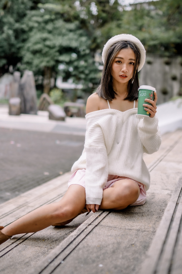 Милая азиатка в с кофе в руках 