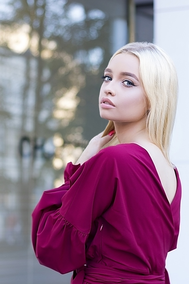 Милая блондинка в бордовом платье