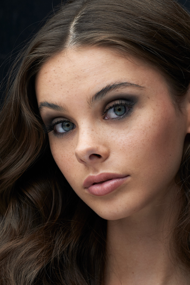 Милая девушка брюнетка с серыми глазами