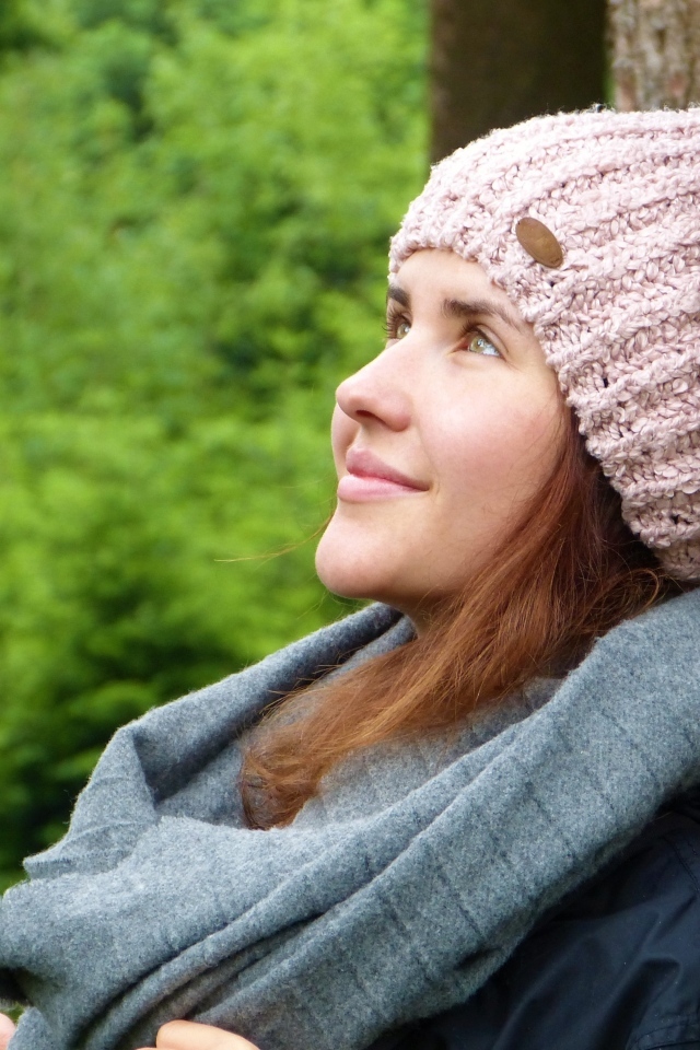 Милая девушка в розовой шапке