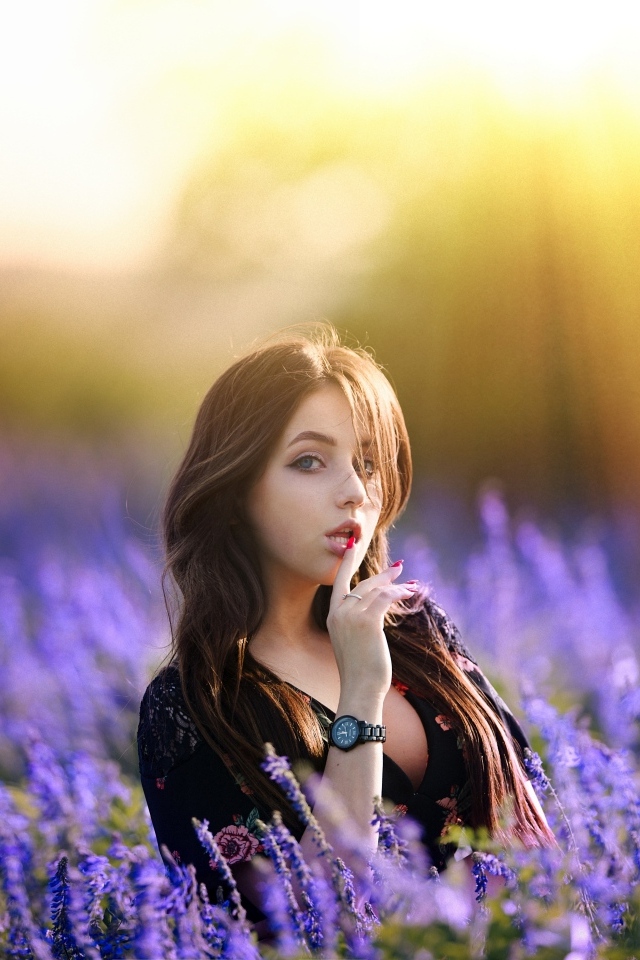Милая молодая девушка на лавандовом поле