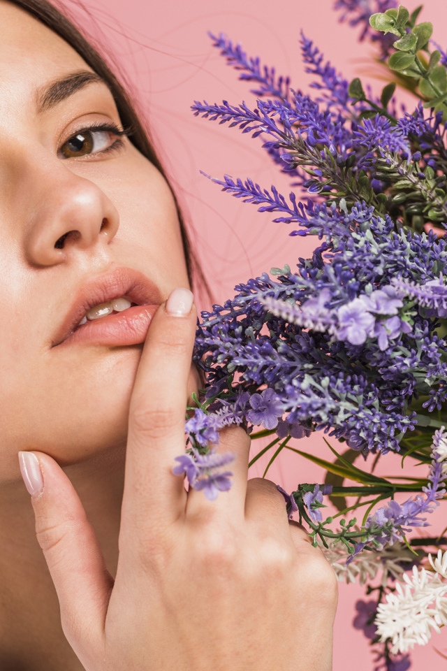 Милая молодая девушка с букетом полевых цветов