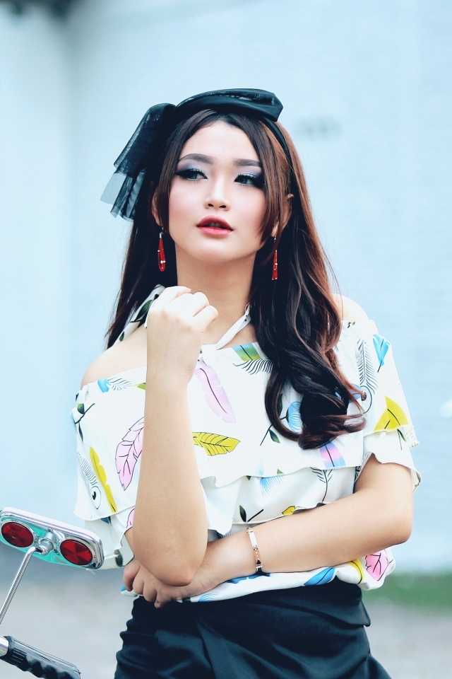 Модная девушка азиатка с красивым макияжем