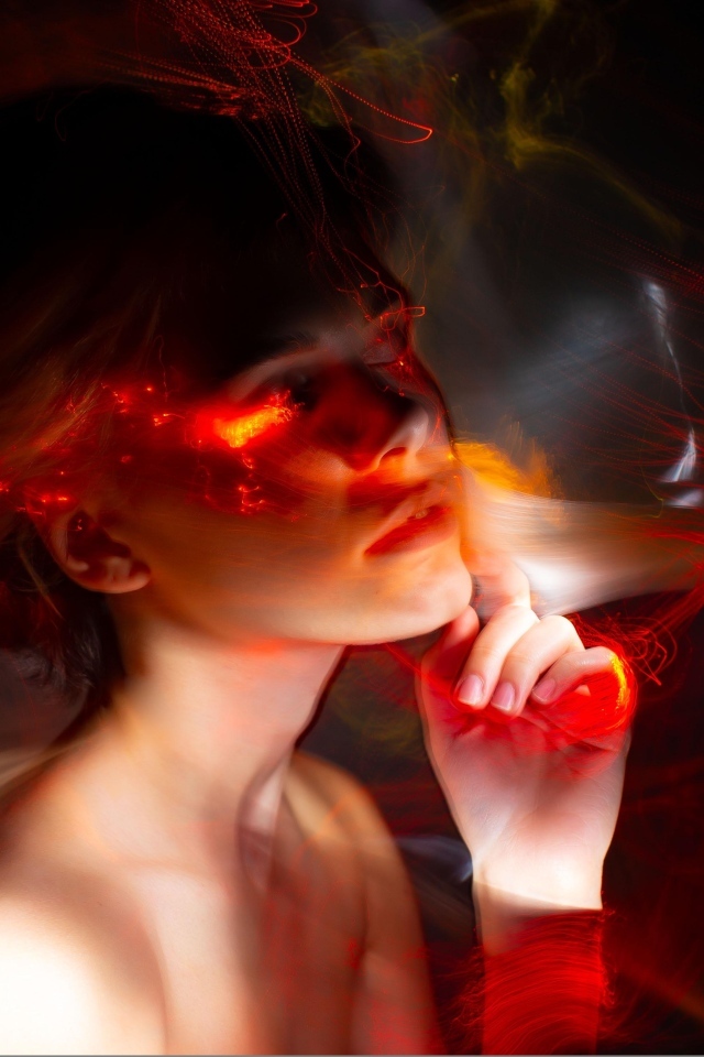 Огненные волны окутывают девушку