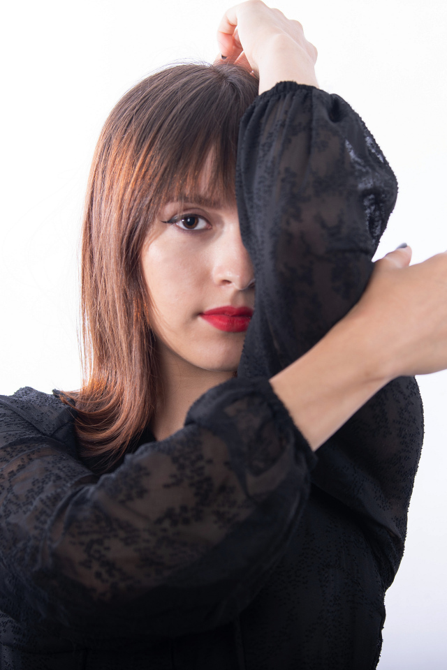 Девушка в черной блузке на белом фоне