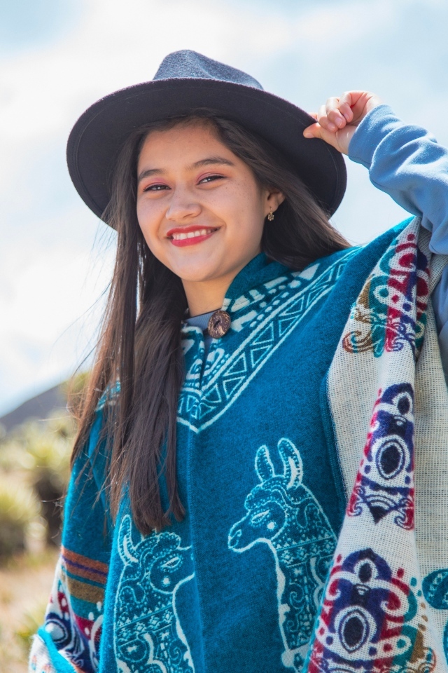 Девушка в ковбойской шляпе и пончо