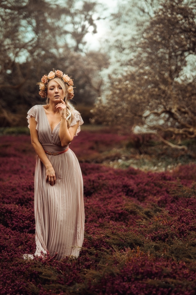 Девушка в длинном платье с венком на голове