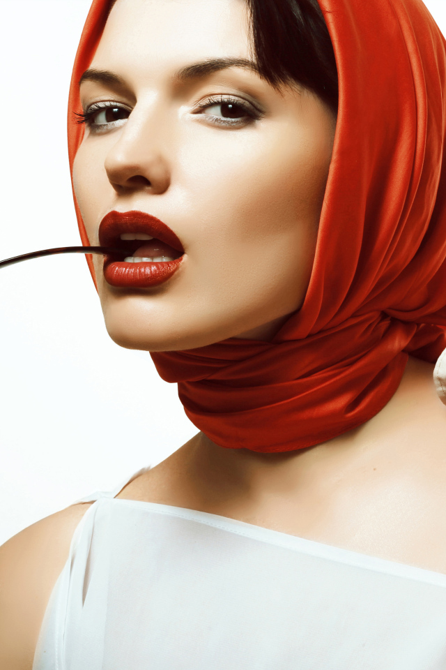 Девушка в красном платке с очками в руке