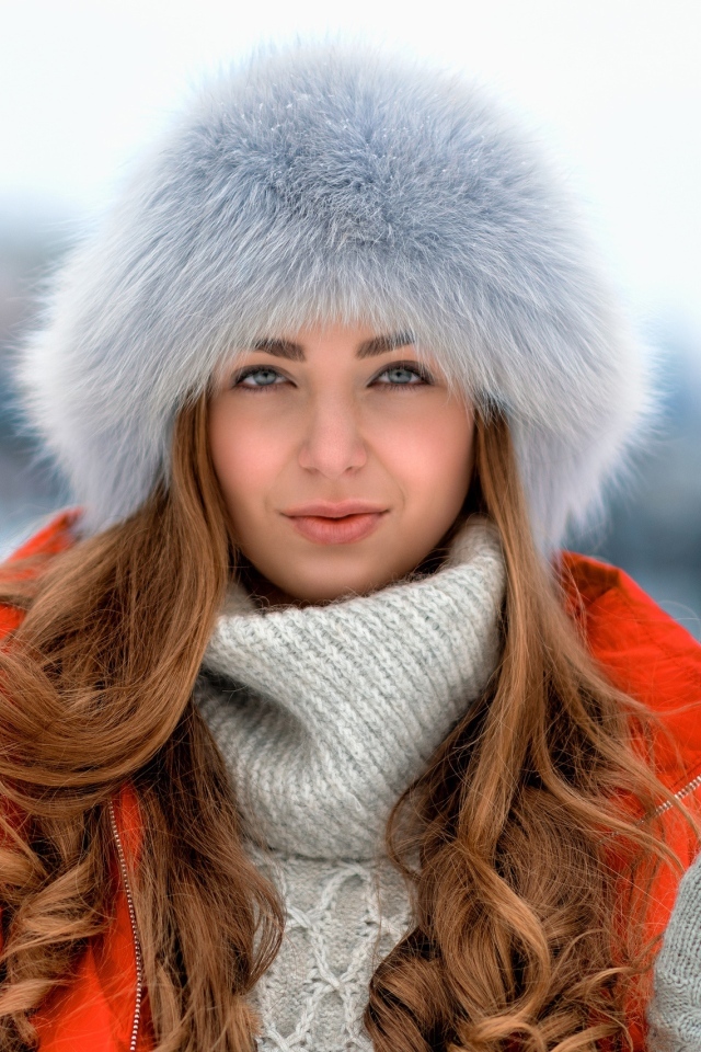 Девушка  в теплой меховой шапке