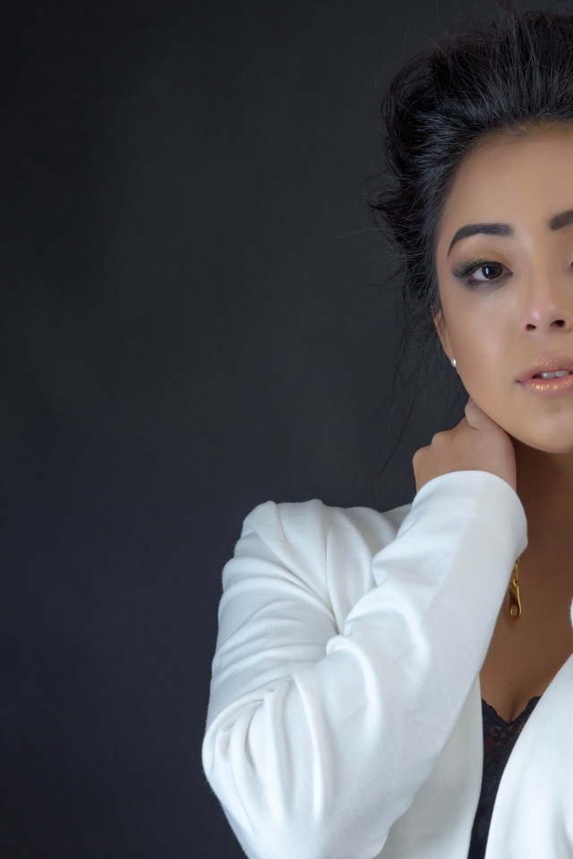 Девушка в белой кофте на сером фоне