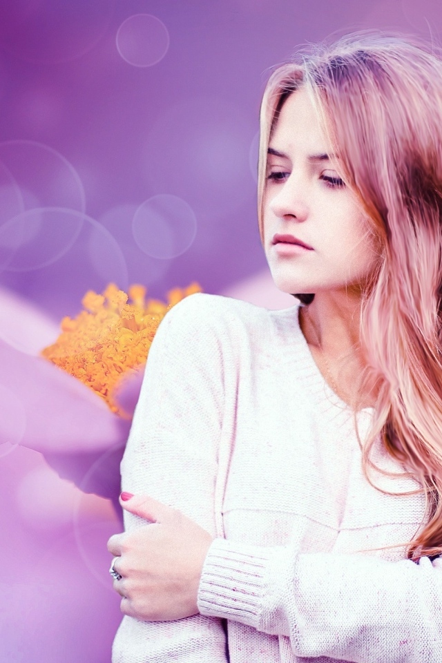 Девушка в белом свитере на красивом сиреневом фоне