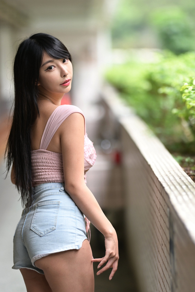 Девушка в коротких джинсовых шортах