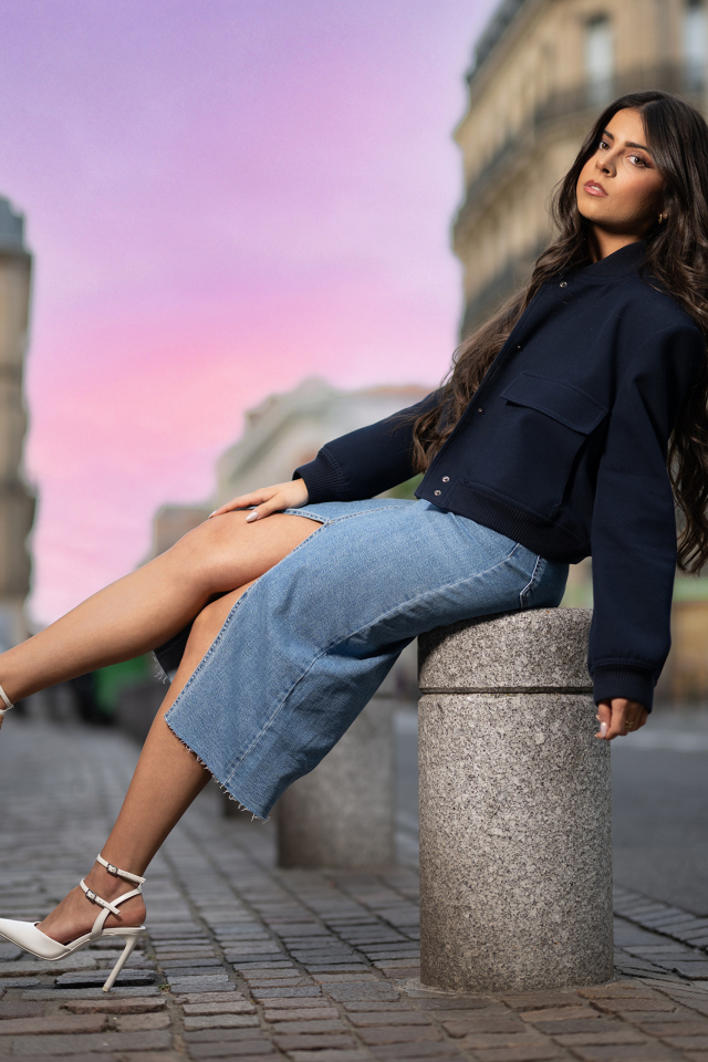 Девушка в белых туфлях на улице города