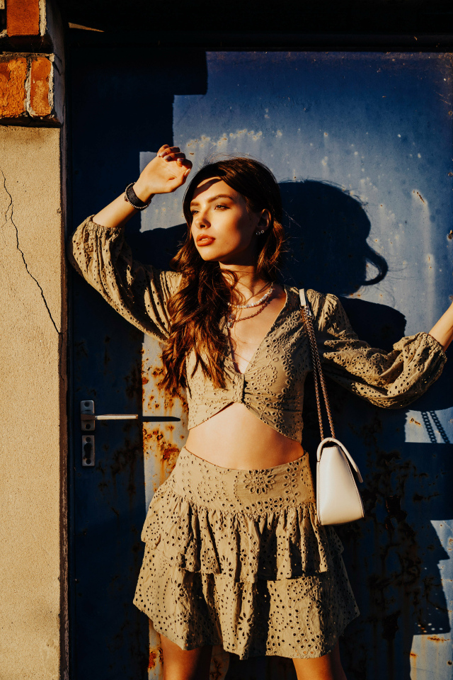 Девушка модель стоит у двери