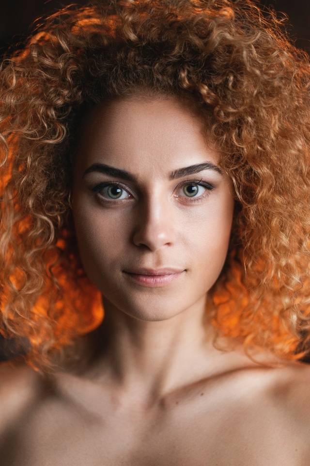 Девушка модель с кудрявыми волосами