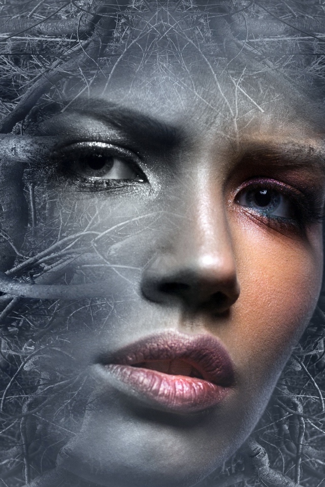 Лицо девушки в ветках дерева