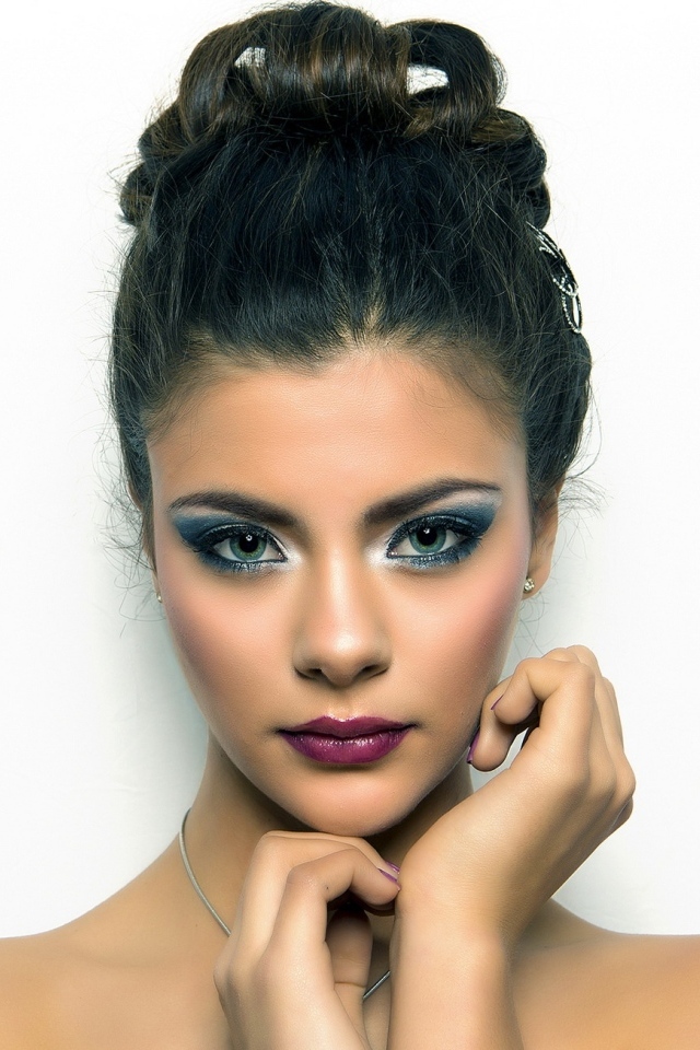 Девушка с красивой прической и макияжем