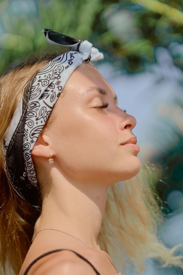 Девушка в закрытыми глазами летом