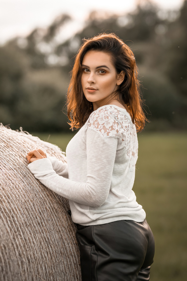 Девушка с сеном на поле