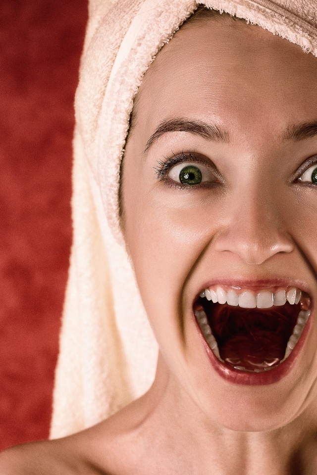 Радостная девушка с полотенцем на голове