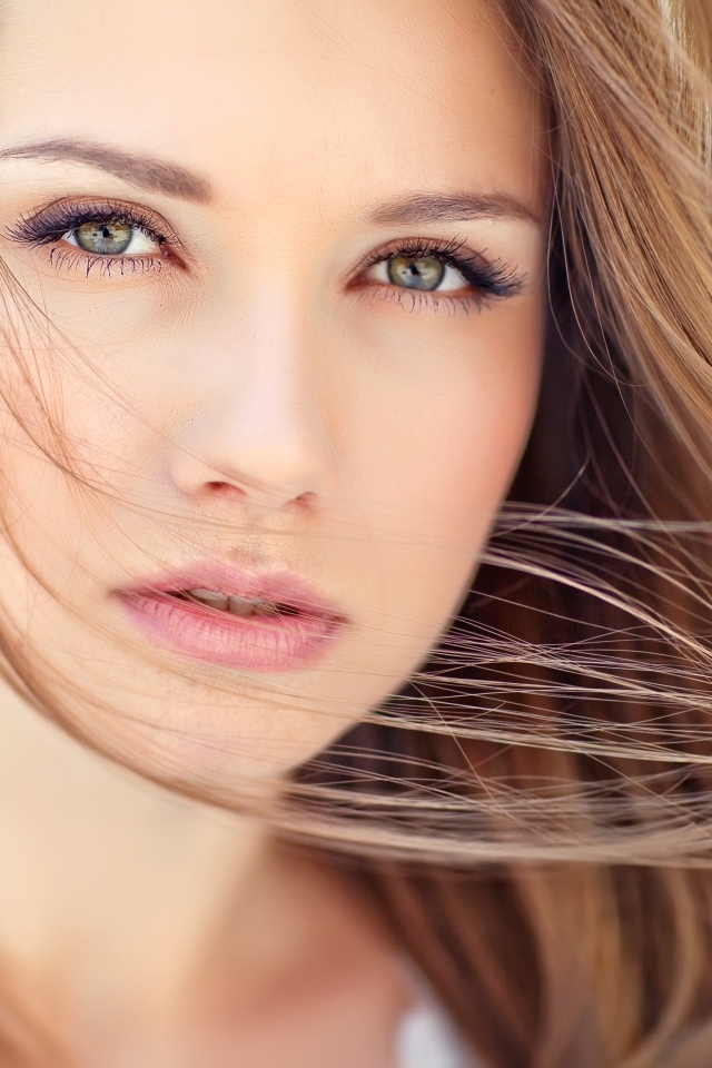 Длинноволосая красивая девушка шатенка с зелеными глазами