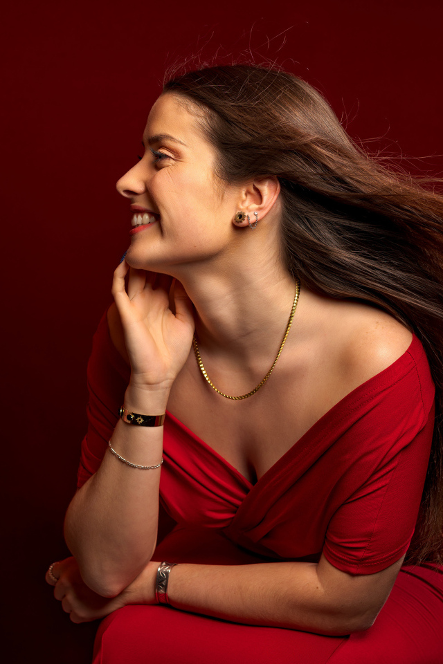 Длинные волосы у красивой девушки в красном платье