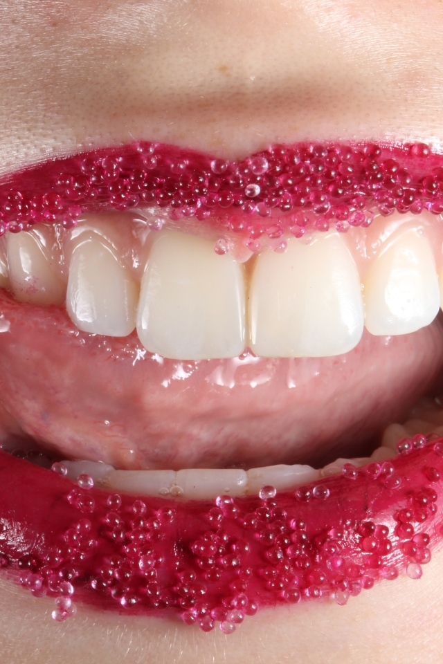 Красные губы девушки с красивыми зубами