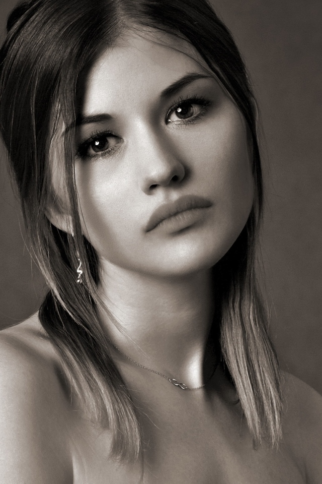 Грустное лицо красивой девушки на сером фоне