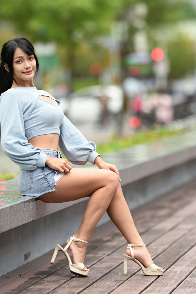 Стройная длинноногая девушка азиатка