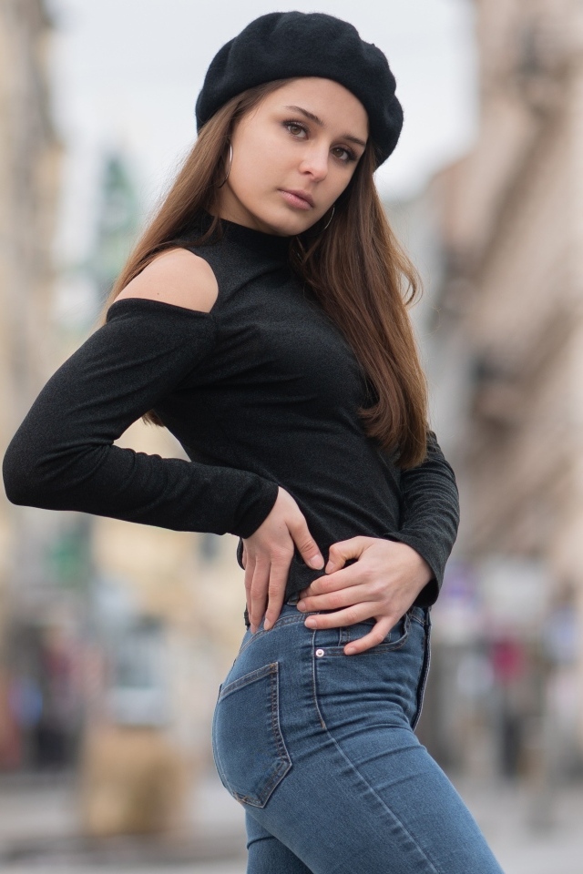 Стройная молодая девушка в черном берете