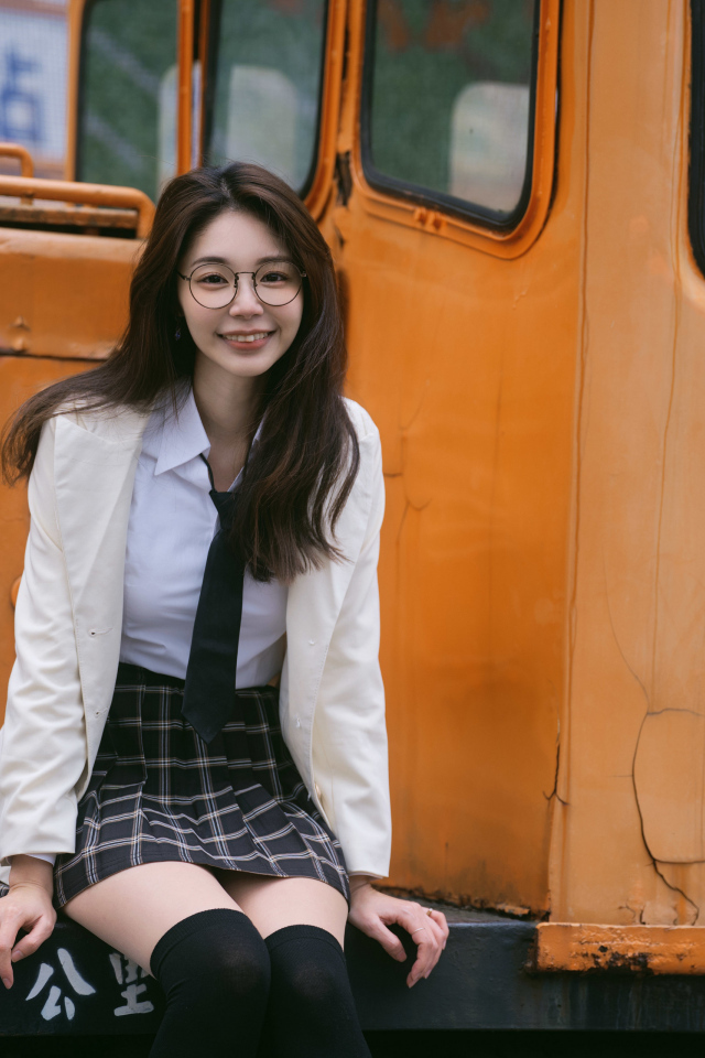 Улыбающаяся девушка азиатка в школьной форме