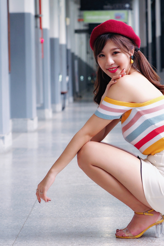 Улыбающаяся азиатка в красном берете