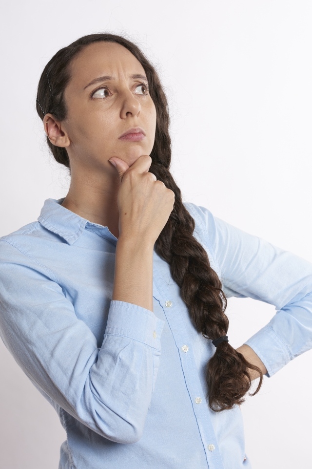 Удивленная девушка в голубой рубашке