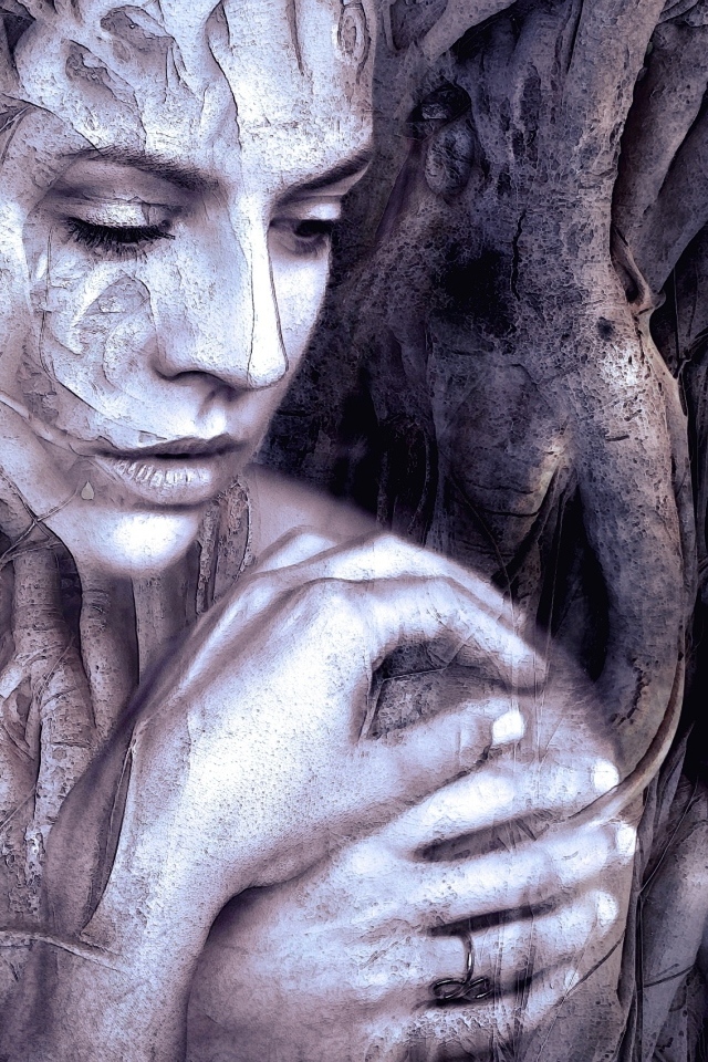 Девушка отражается в корнях дерева