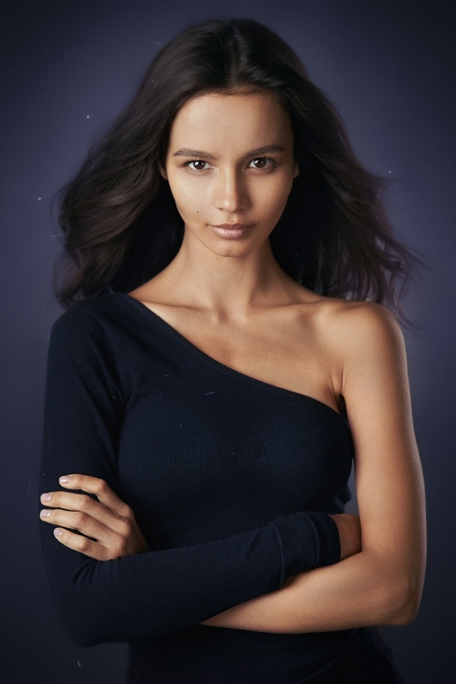 Молодая девушка в черном платье с длинными волосами