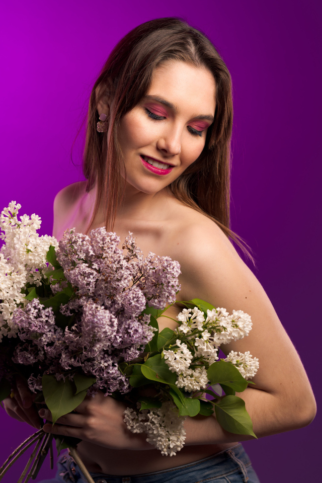 Молодая девушка с букетом ароматной сирени