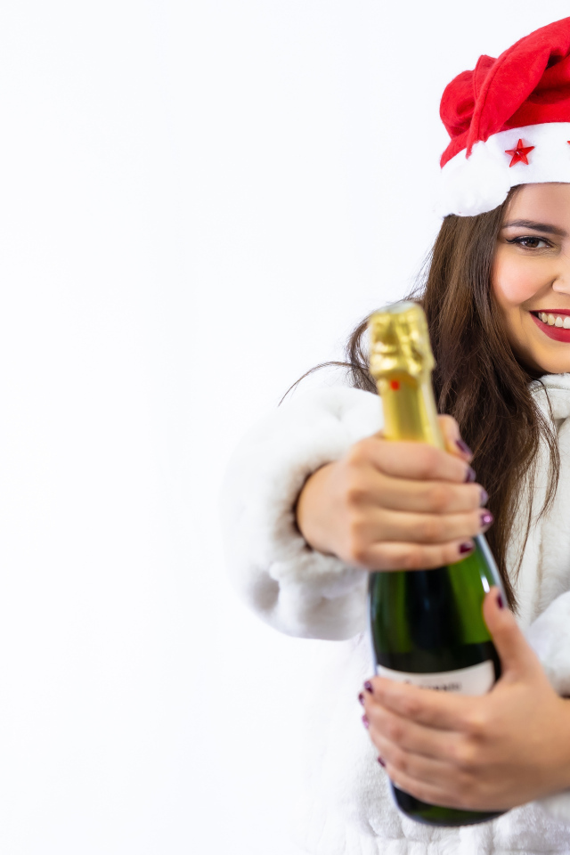 Девушка с бутылкой шампанского на новый год