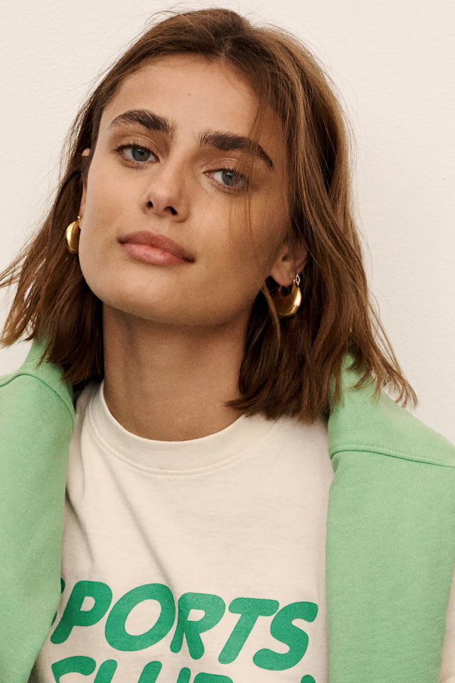 Американская модель Тейлор Хилл на белом фоне