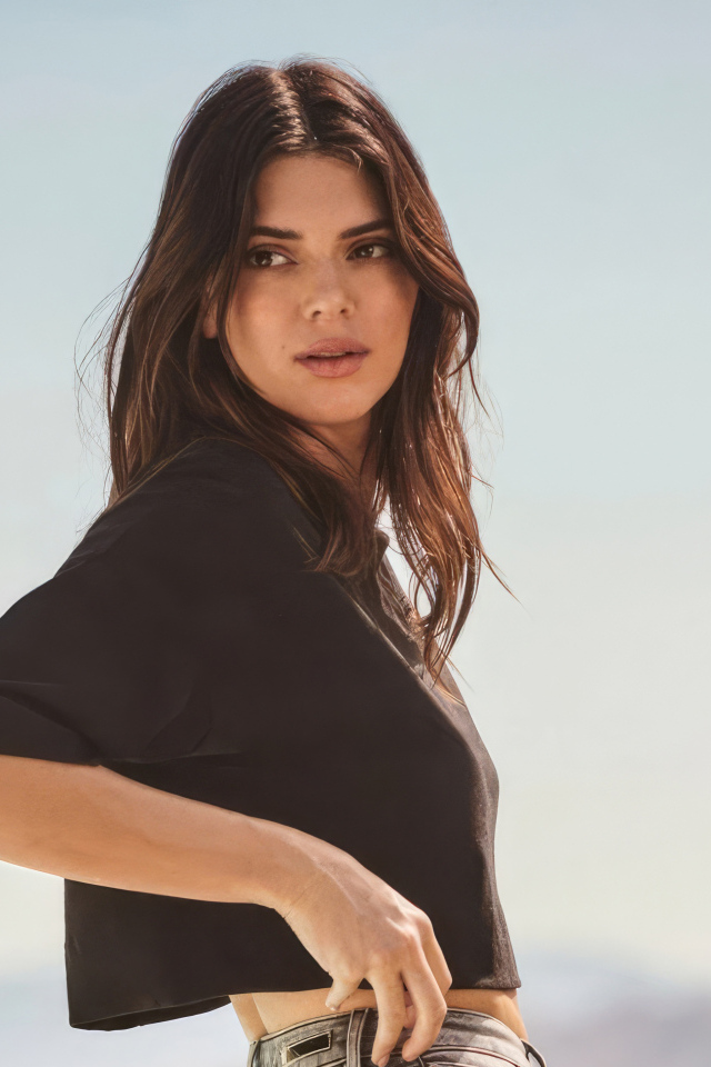 Американская популярная модель Кендалл Дженнер в черной футболке