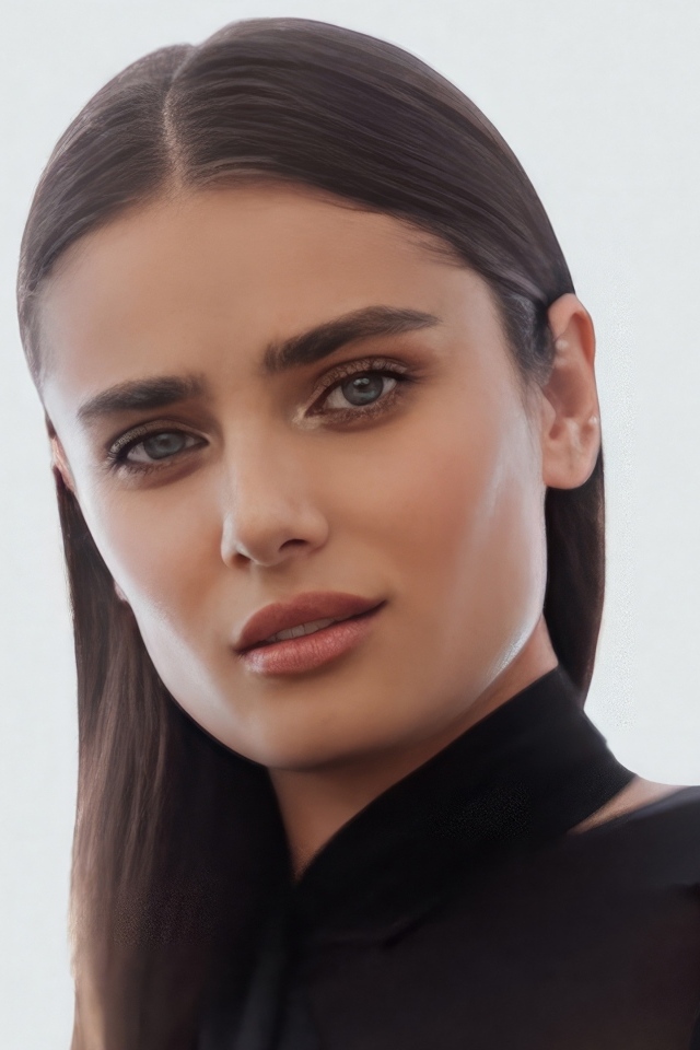 Американская топ модель Тейлор Хилл на белом фоне