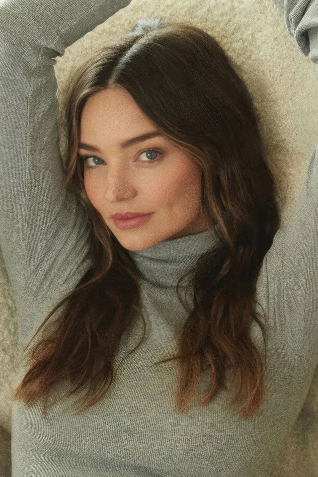 Австралийская модель Миранда Керр в сером свитере