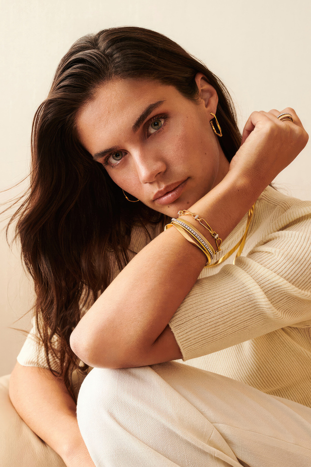 Красивая выразительная модель Сара Сампайо в белом наряде