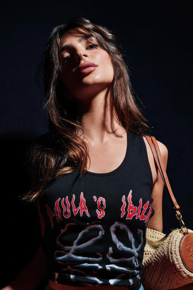 Красивая девушка американская модель Эмили Ратаковски на черном фоне